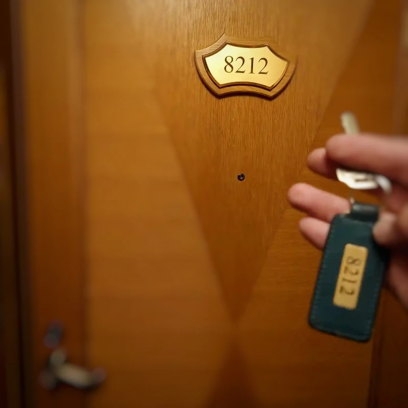 客室ドア8212のプレートと鍵　エクシブ蓼科スイートへ入室する瞬間