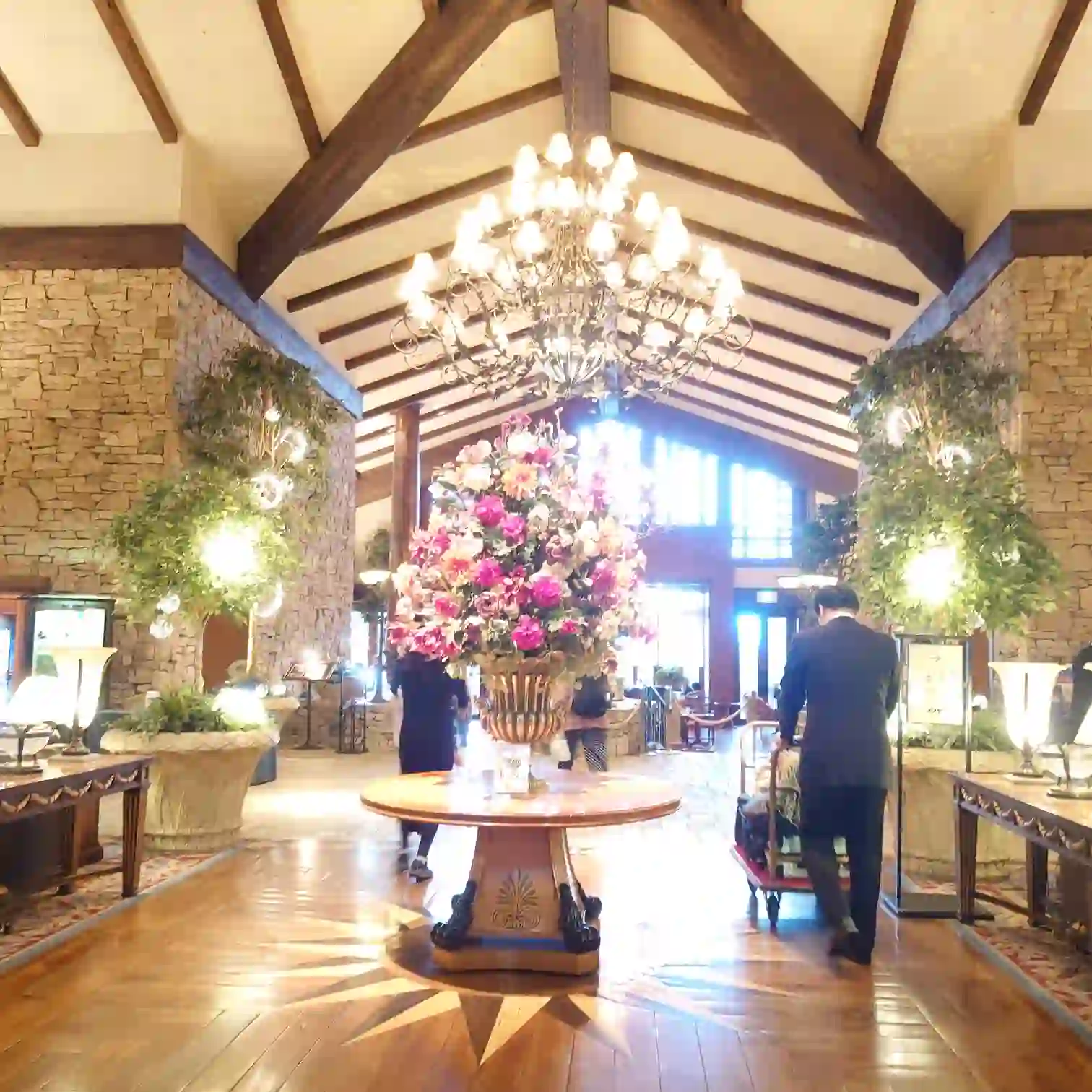 エクシブ蓼科のエントランスホール　シャンデリアと大きな花飾り