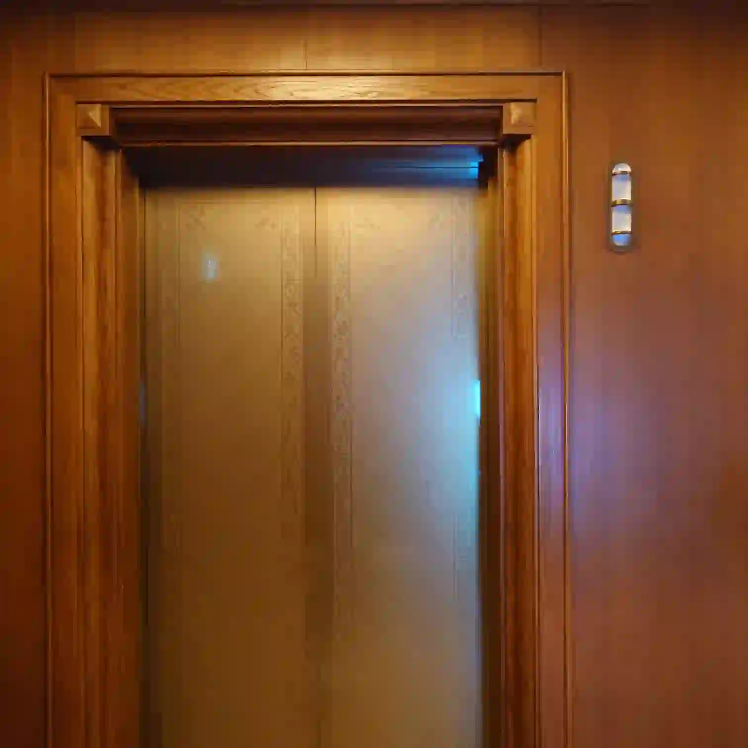 木枠が重厚なエレベーター扉　エクシブ蓼科の館内インテリア