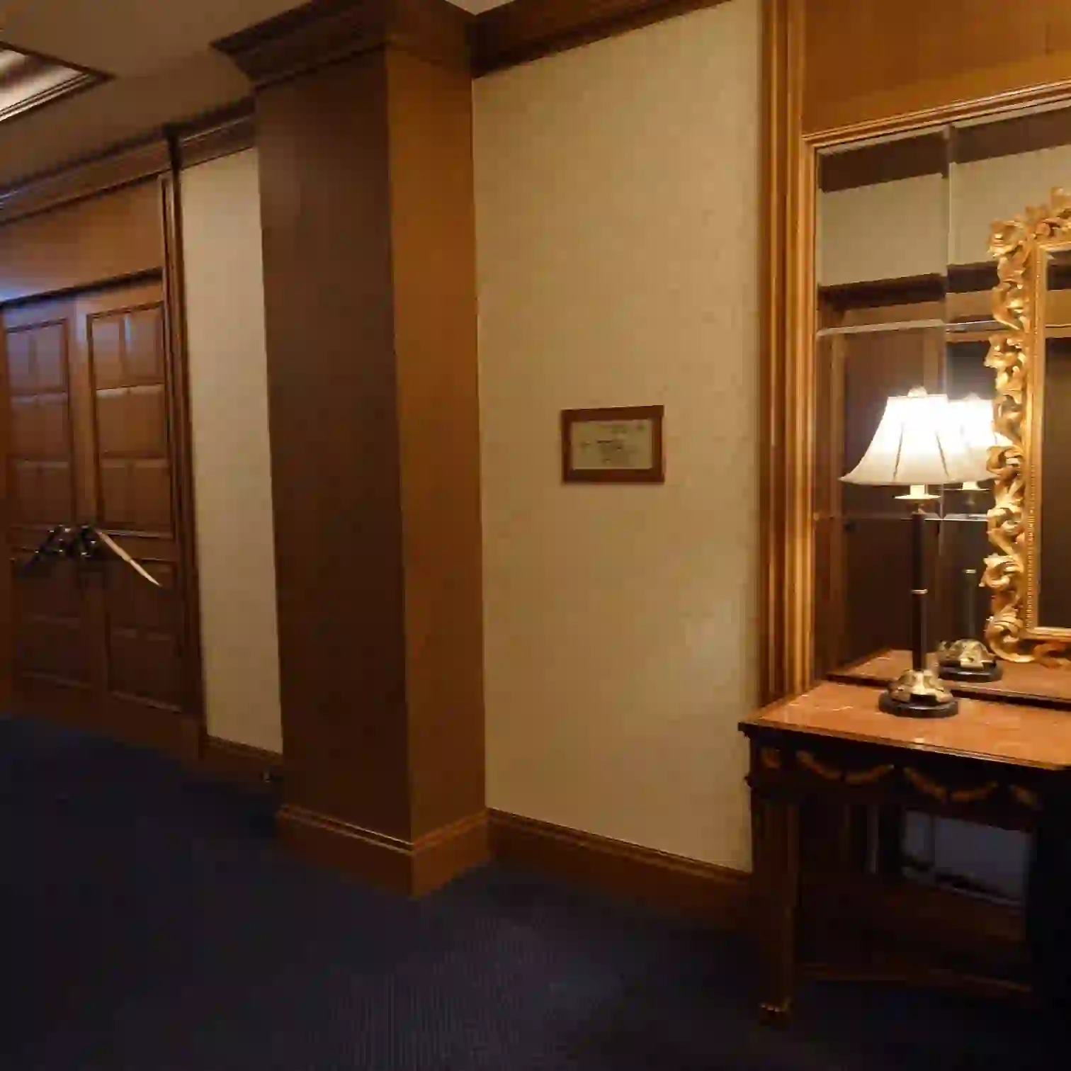 鏡とテーブルランプが並ぶ館内廊下　エクシブ蓼科のクラシックな雰囲気