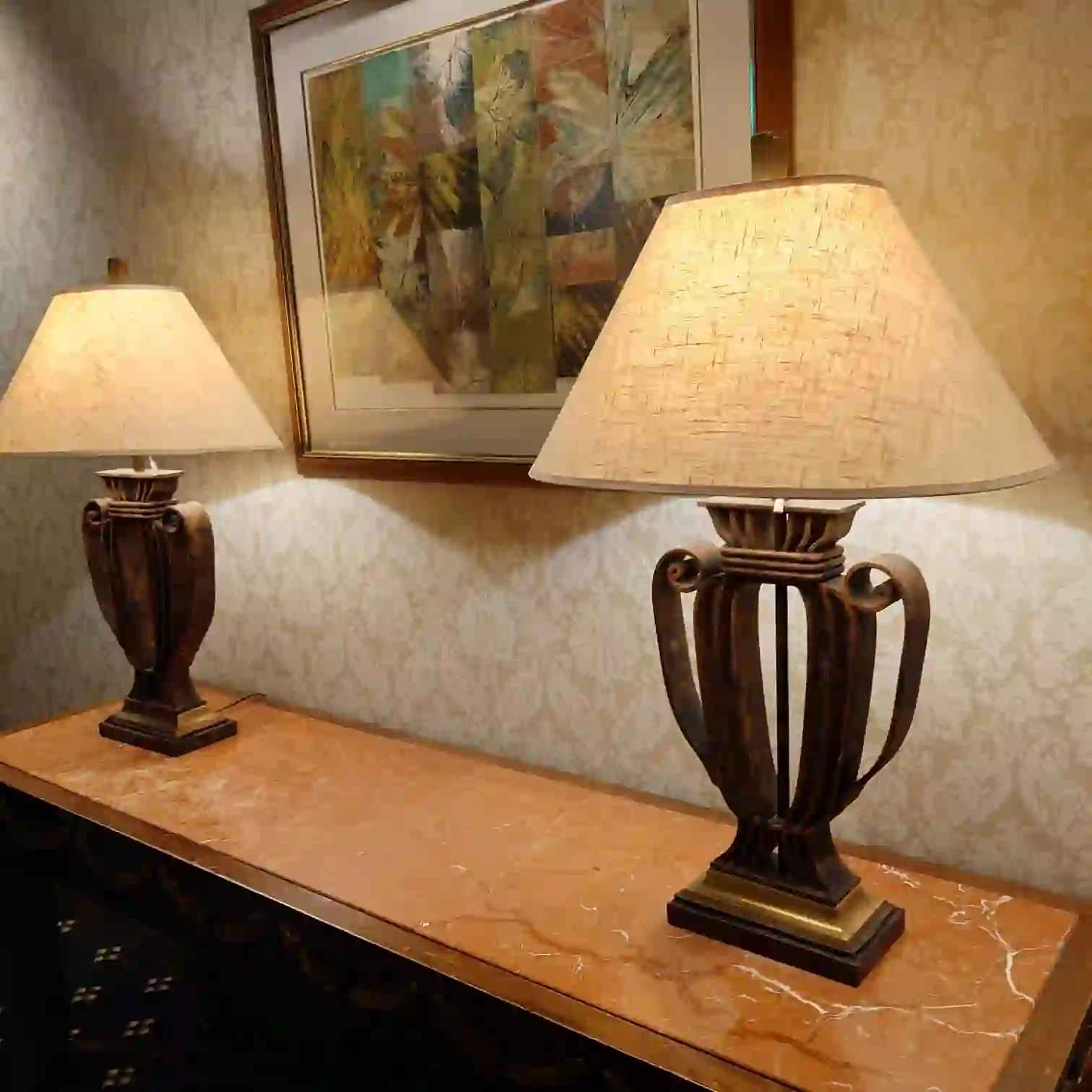 館内の絵画前に並ぶテーブルランプ　クラシックな廊下の灯り