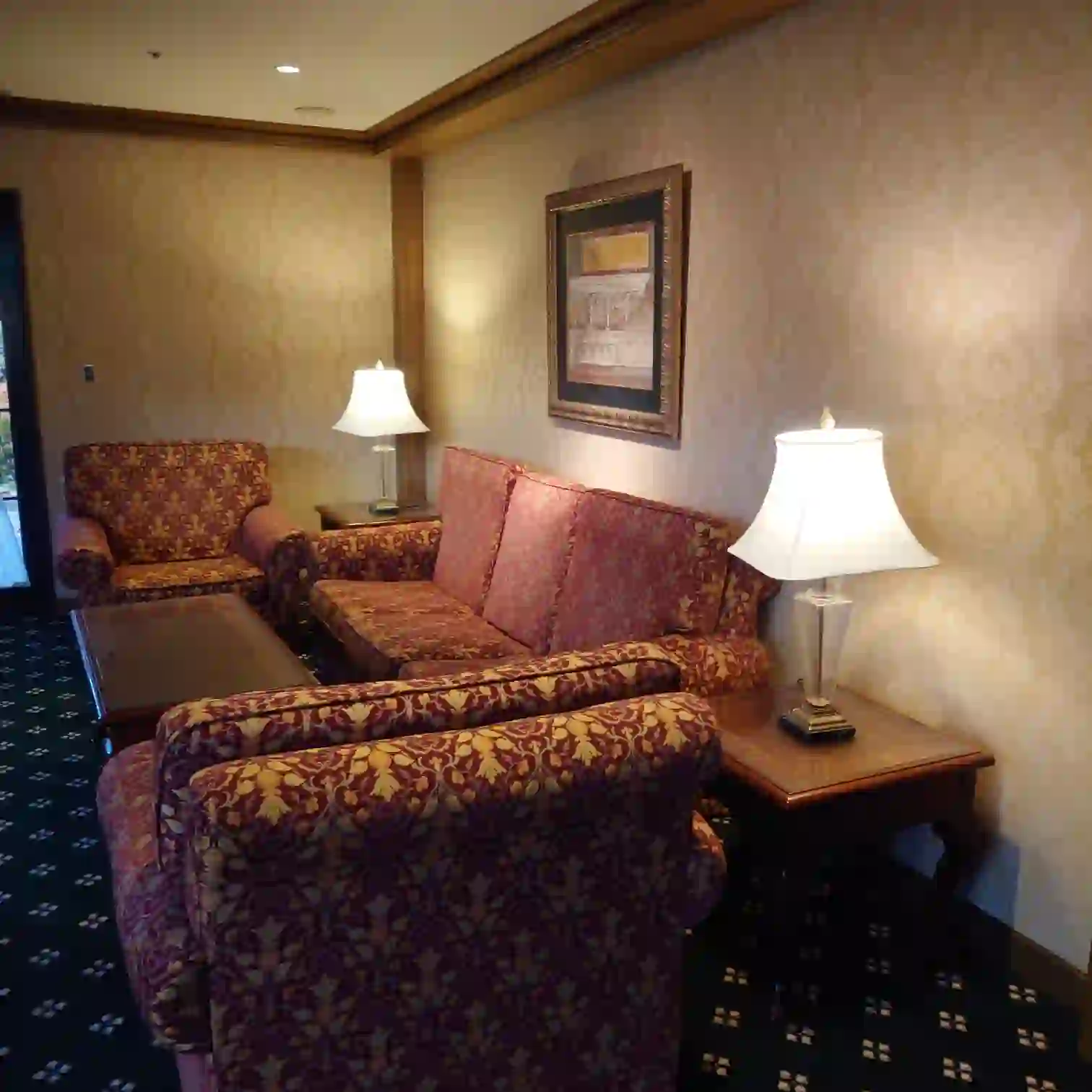 通路脇のソファスペース　テーブルランプと絵画のある落ち着く空間