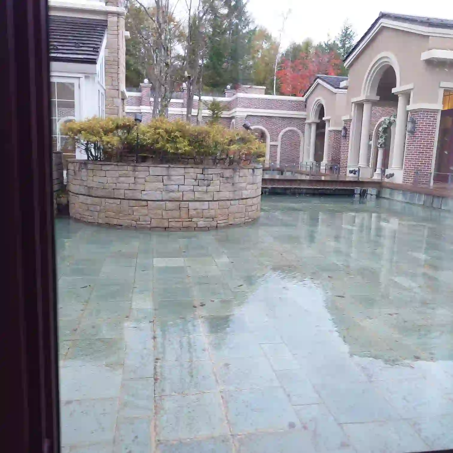 エクシブ蓼科　虹の教会周辺の中庭　濡れた石畳と円形花壇