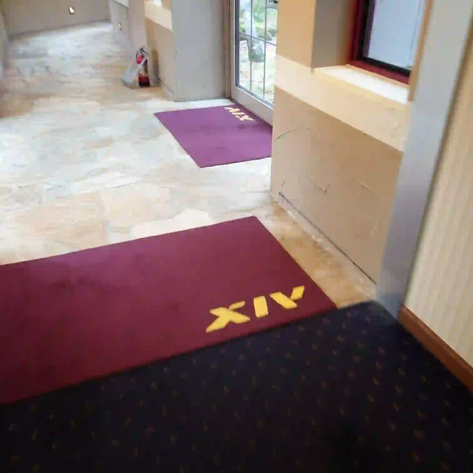 XIVロゴのマットがある外通路　エクシブ蓼科の連絡回廊