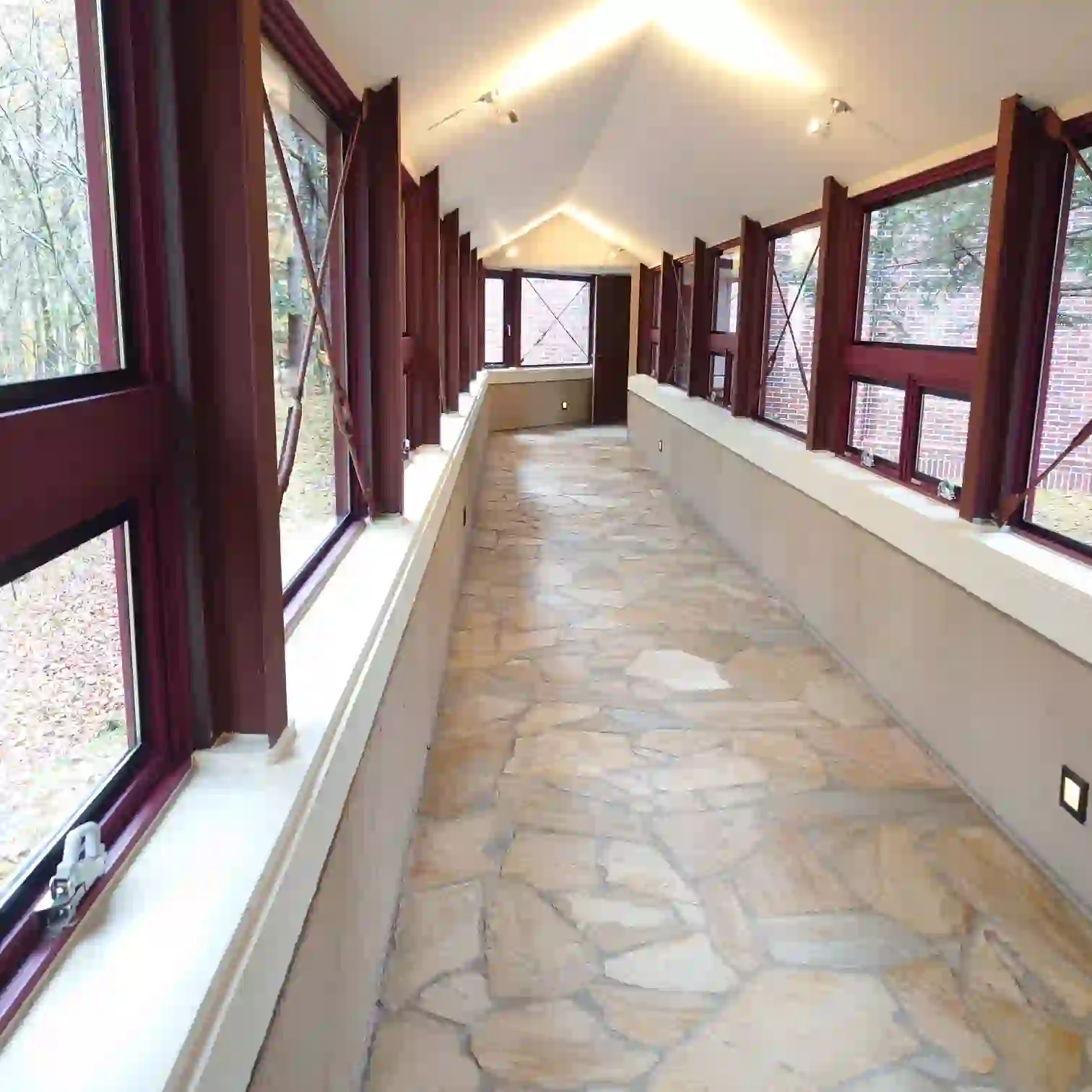 大きな窓が続く連絡通路　エクシブ蓼科の屋根付き回廊