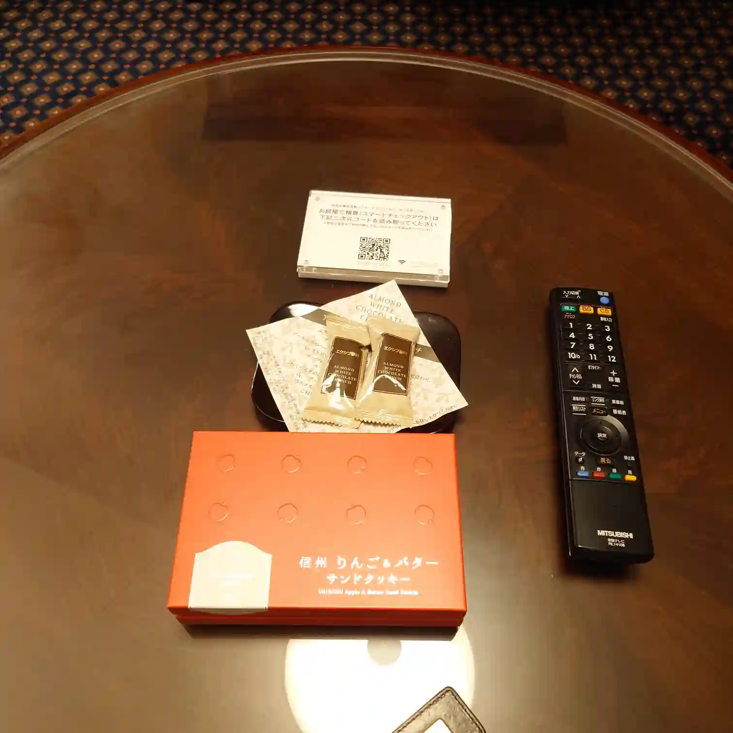 会員制ホテル エクシブ蓼科 スイートのウェルカムサービス　信州りんごバターサンドなどのお菓子がテーブルに置かれている