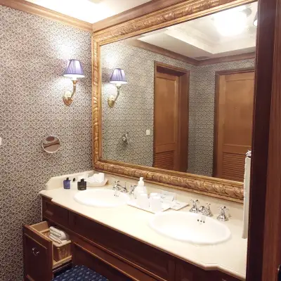 会員制ホテル エクシブ蓼科 スイートの洗面化粧室　大きな装飾ミラーとダブルボウル　ブラケット照明が美しい