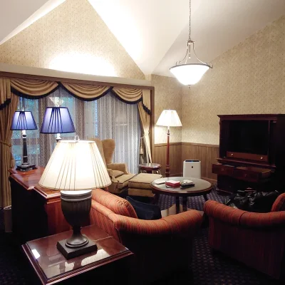 会員制ホテル エクシブ蓼科 スイート客室のリビング　重厚なソファとテーブルランプが並ぶ英国調の空間