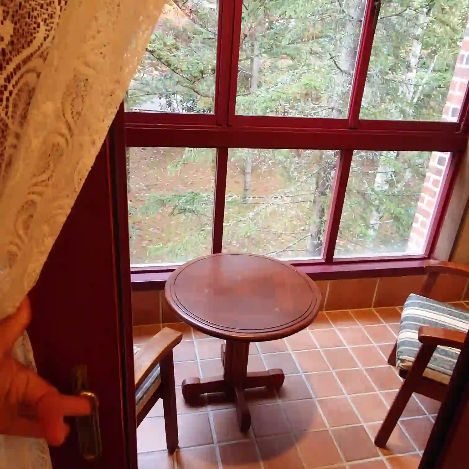 会員制ホテル エクシブ蓼科 スイート客室のバルコニー　窓の外に蓼科高原の木々が広がる