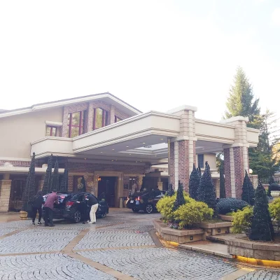 エクシブ蓼科の車寄せ　エントランス前で到着する外観