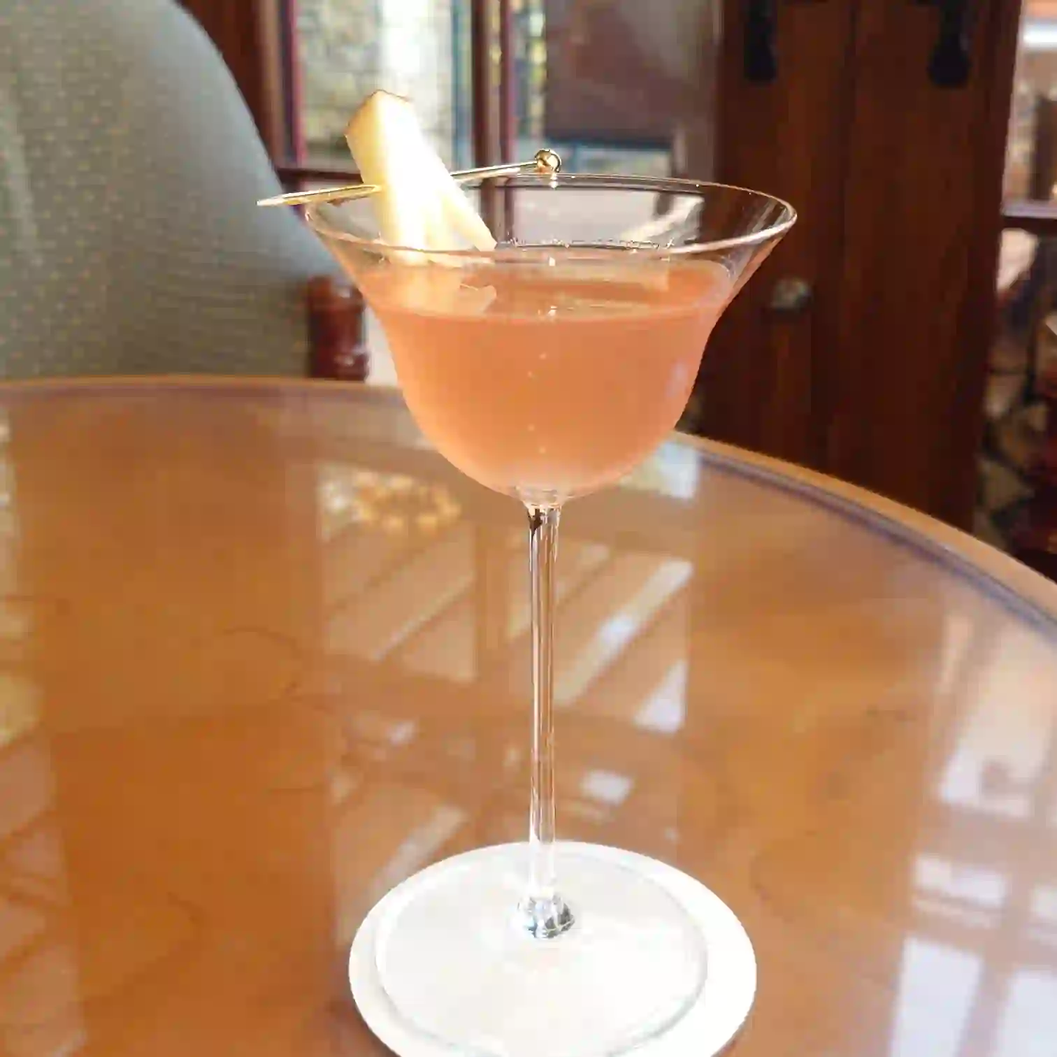 会員制ホテル エクシブ蓼科 オリジナルカクテル アップルバーチ　淡いピンク色のカクテルをステムグラスで提供