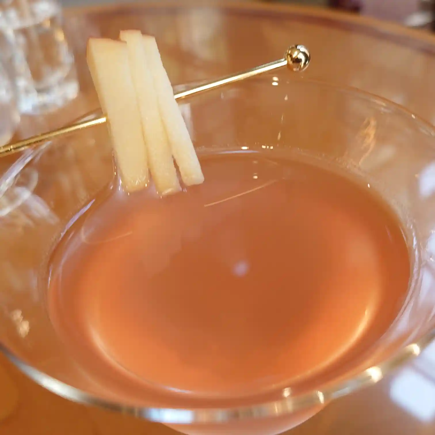 会員制ホテル エクシブ蓼科 オリジナルカクテル アップルバーチ　りんごのガーニッシュが添えられたアップの写真