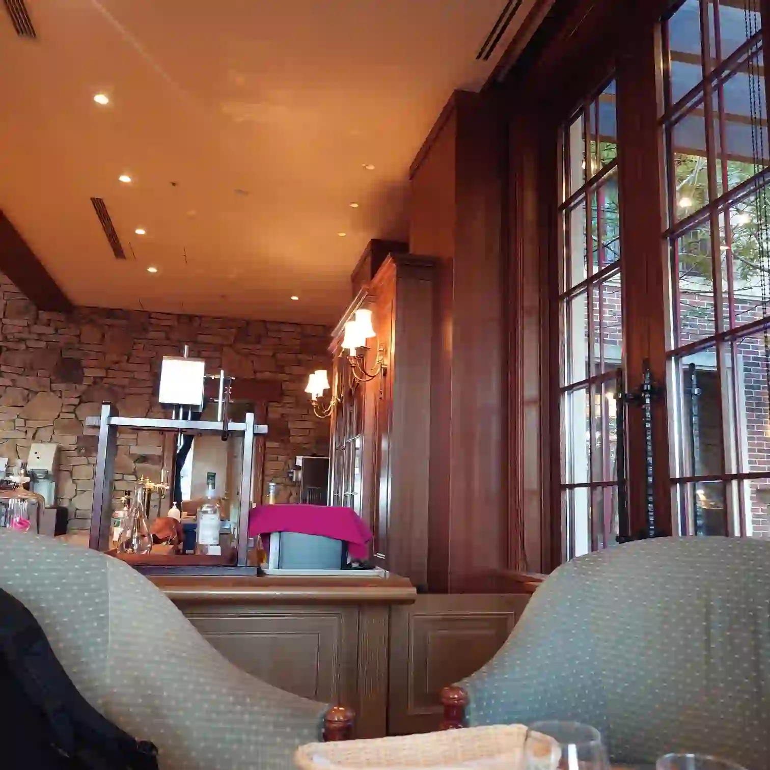 会員制ホテル エクシブ蓼科 ラウンジのバーエリア　大きな窓と木の内装　カウンターが見える落ち着いた空間