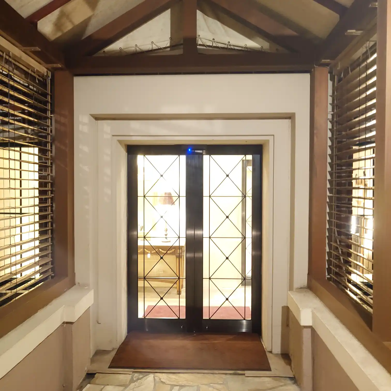 エクシブ蓼科 レストラン棟入口　木の梁が印象的なアプローチの夜景