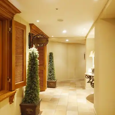 エクシブ蓼科 ルッチコーレへ向かう館内廊下　やわらかな照明と植栽が並ぶ