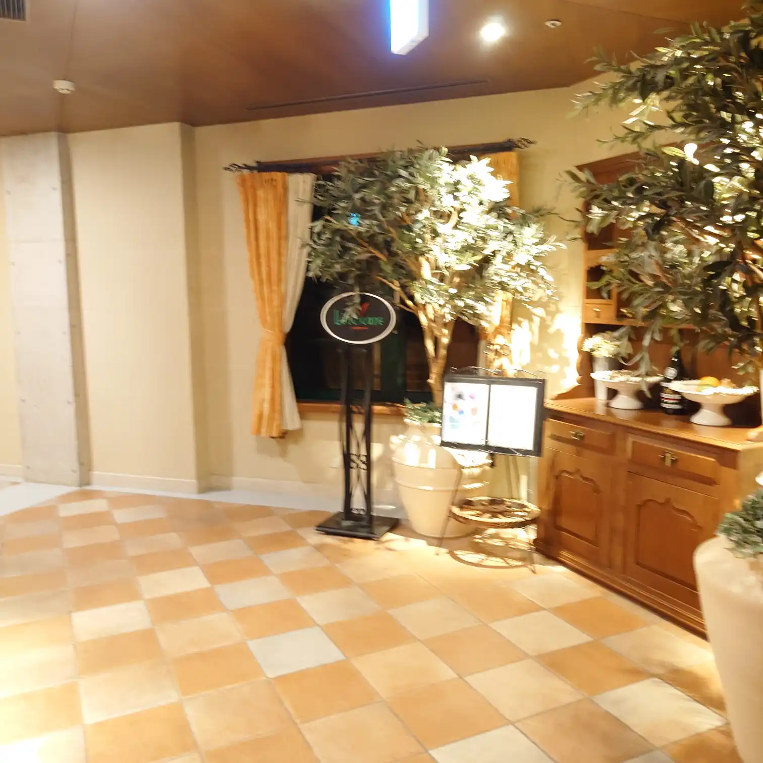 エクシブ蓼科 ルッチコーレ入口　サインと植栽、温かい光のエントランス