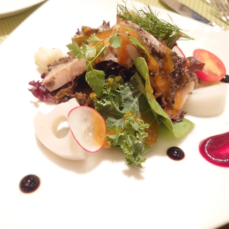 ルッチコーレ ステラコース 前菜　メカジキのグリルとタップナードソース　彩りサラダの一皿