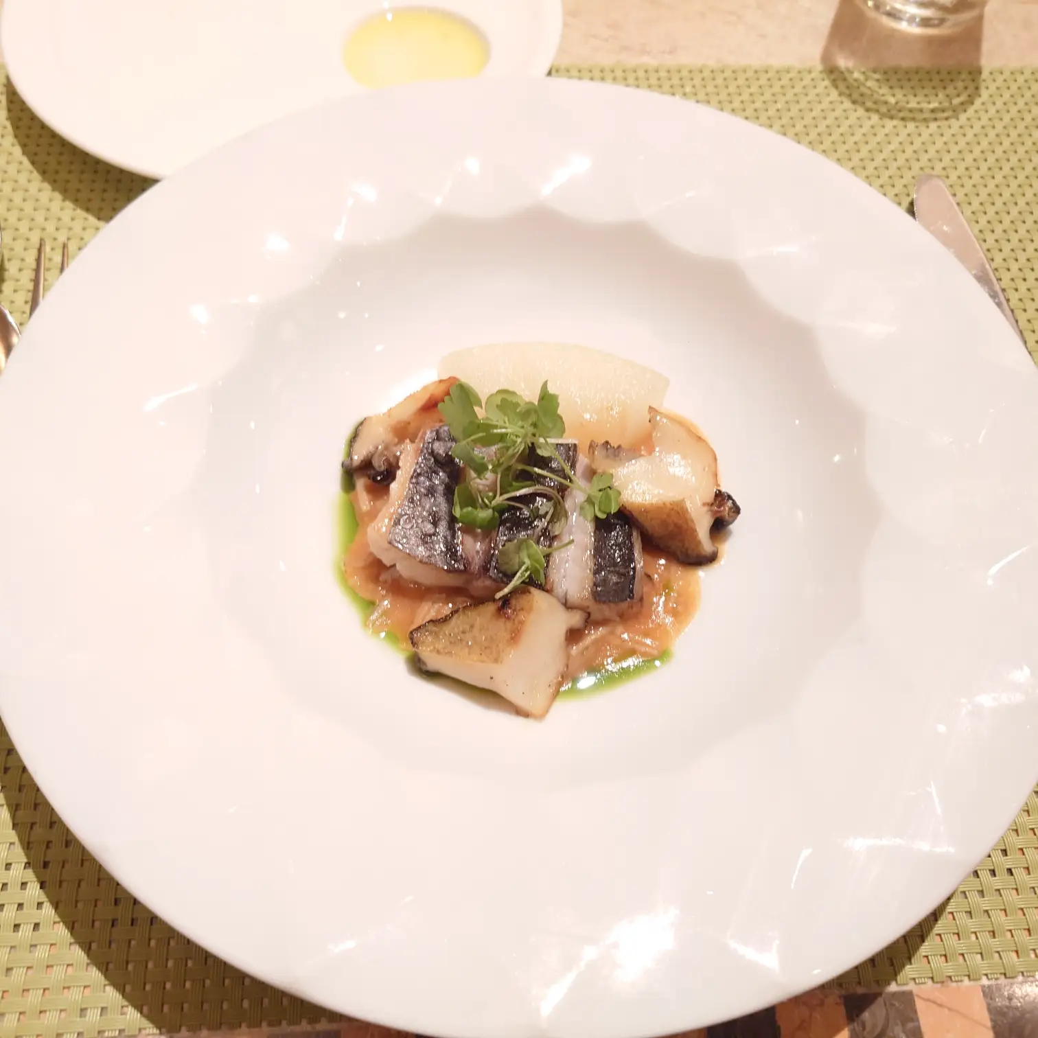 ルッチコーレ ステラコース 鮮魚料理　本日の旬魚を使った一皿　皮目の香ばしさとソースの盛り付け