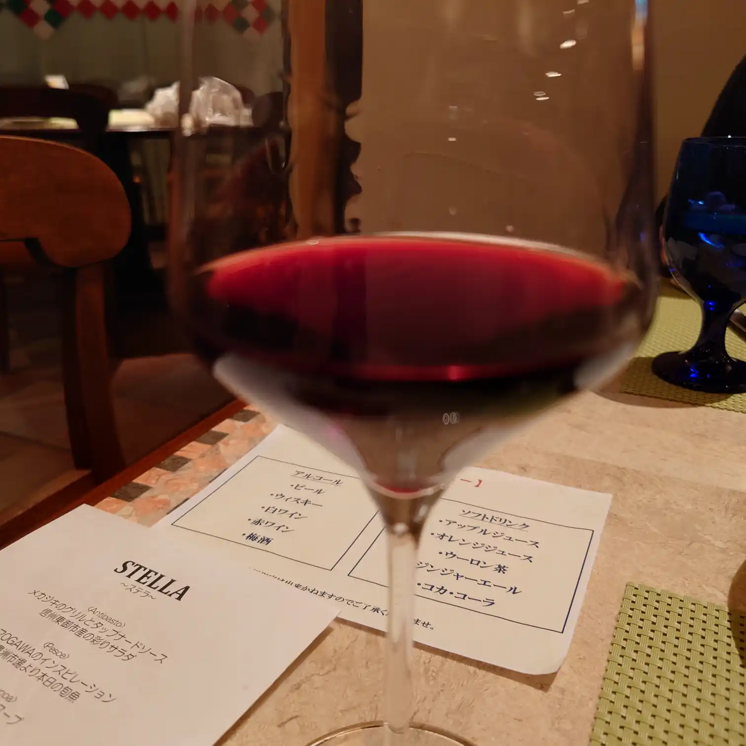 ルッチコーレ 赤ワインのグラス　肉料理に合わせたペアリング