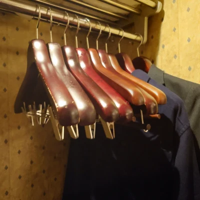 会員制ホテル エクシブ蓼科 スイートのクローゼット　木製ハンガーが整然と並ぶ　高級感ある備品