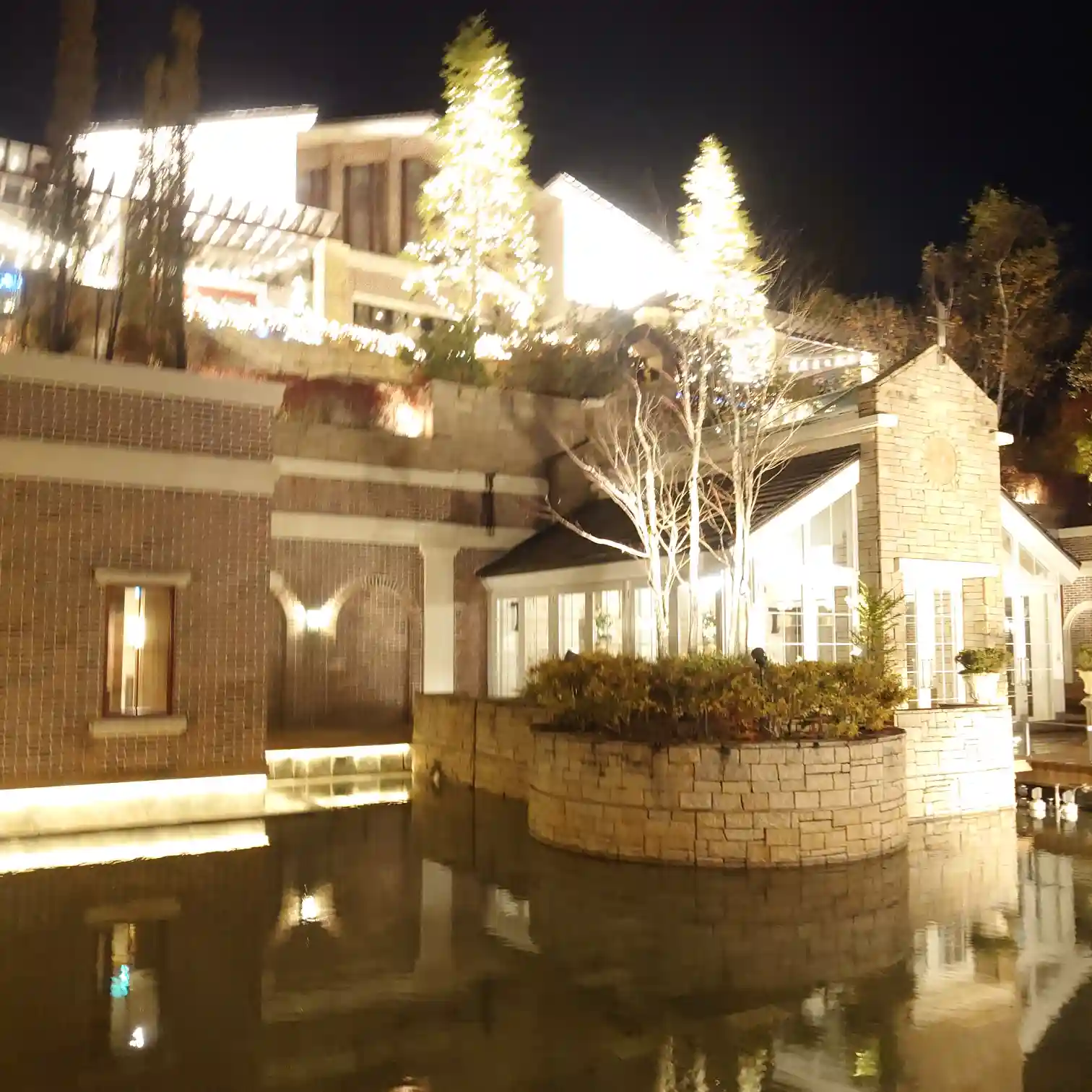 エクシブ蓼科 虹の教会 夜景　ライトアップが水面に映る幻想的な景色