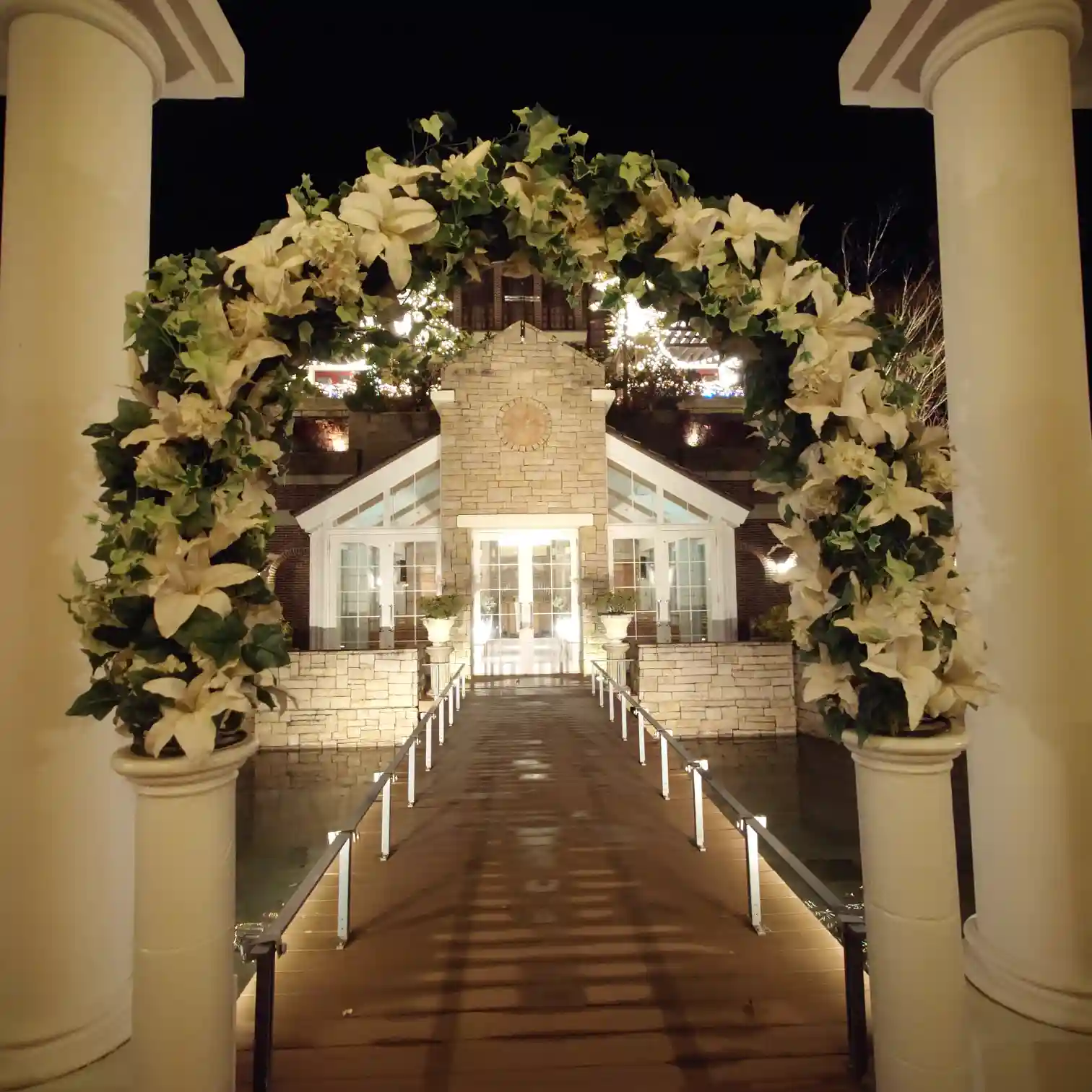 エクシブ蓼科 虹の教会へ続く夜のアーチ　花の装飾越しに見えるライトアップ