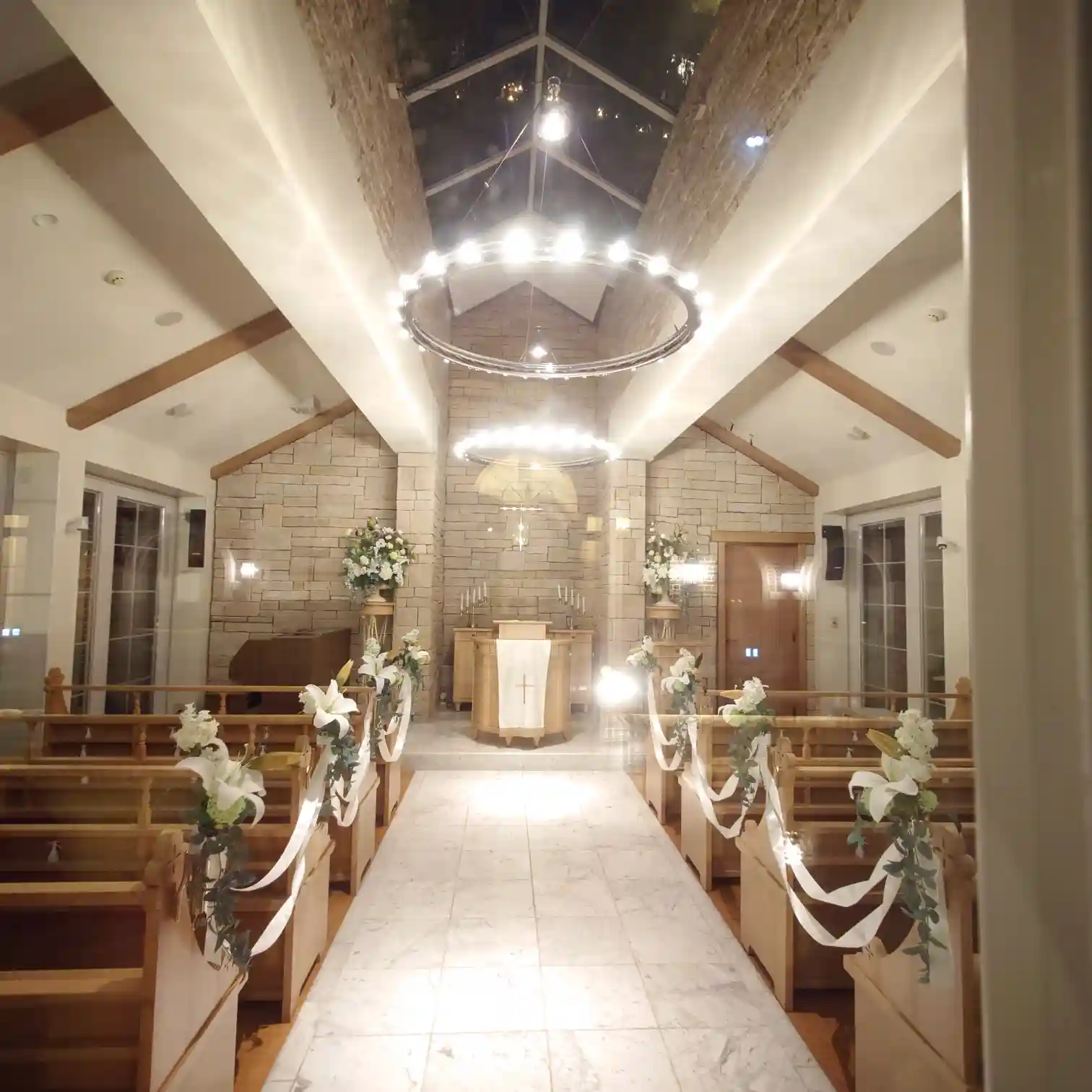 エクシブ蓼科 虹の教会 内部　ガラス越しに礼拝堂を覗いた夜の光景