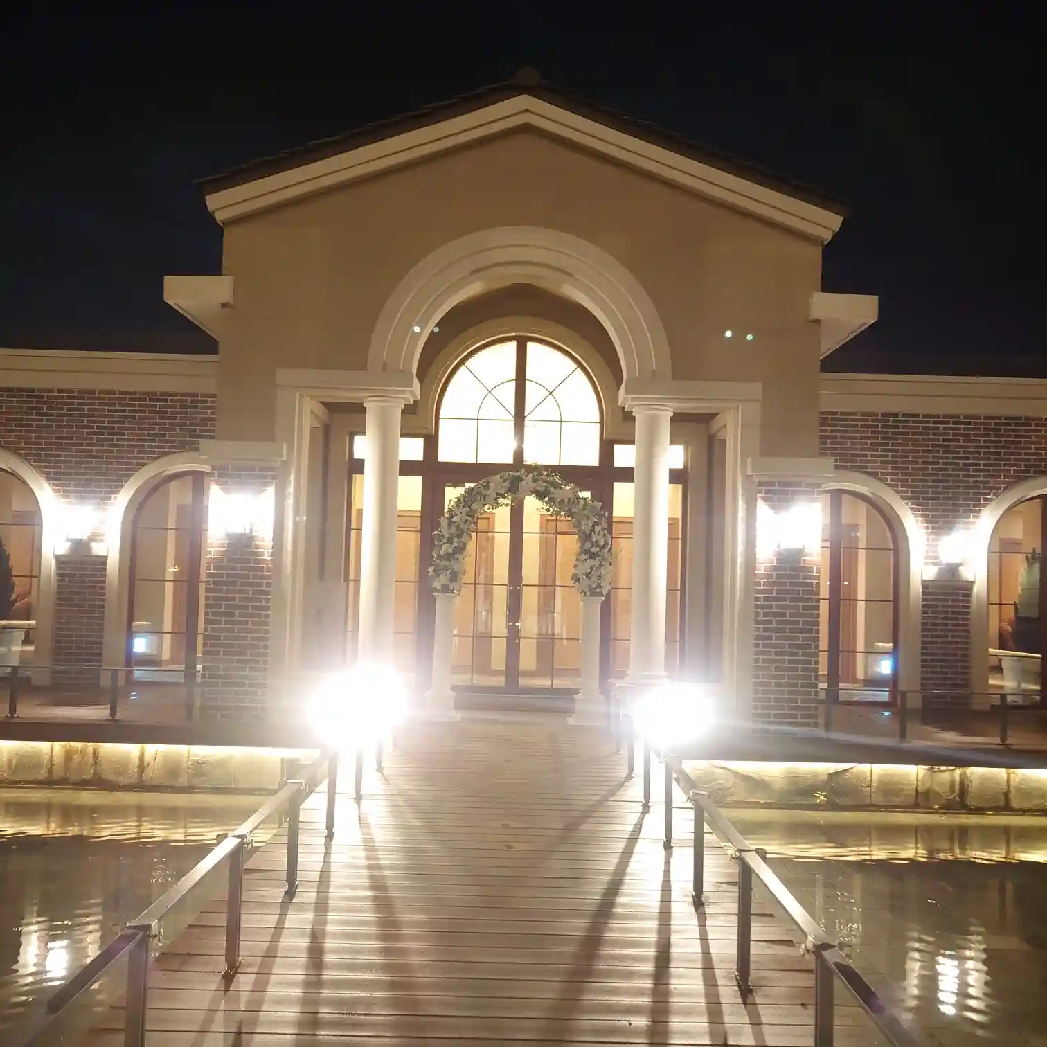 エクシブ蓼科 虹の教会 正面夜景　橋の先に入口が輝く