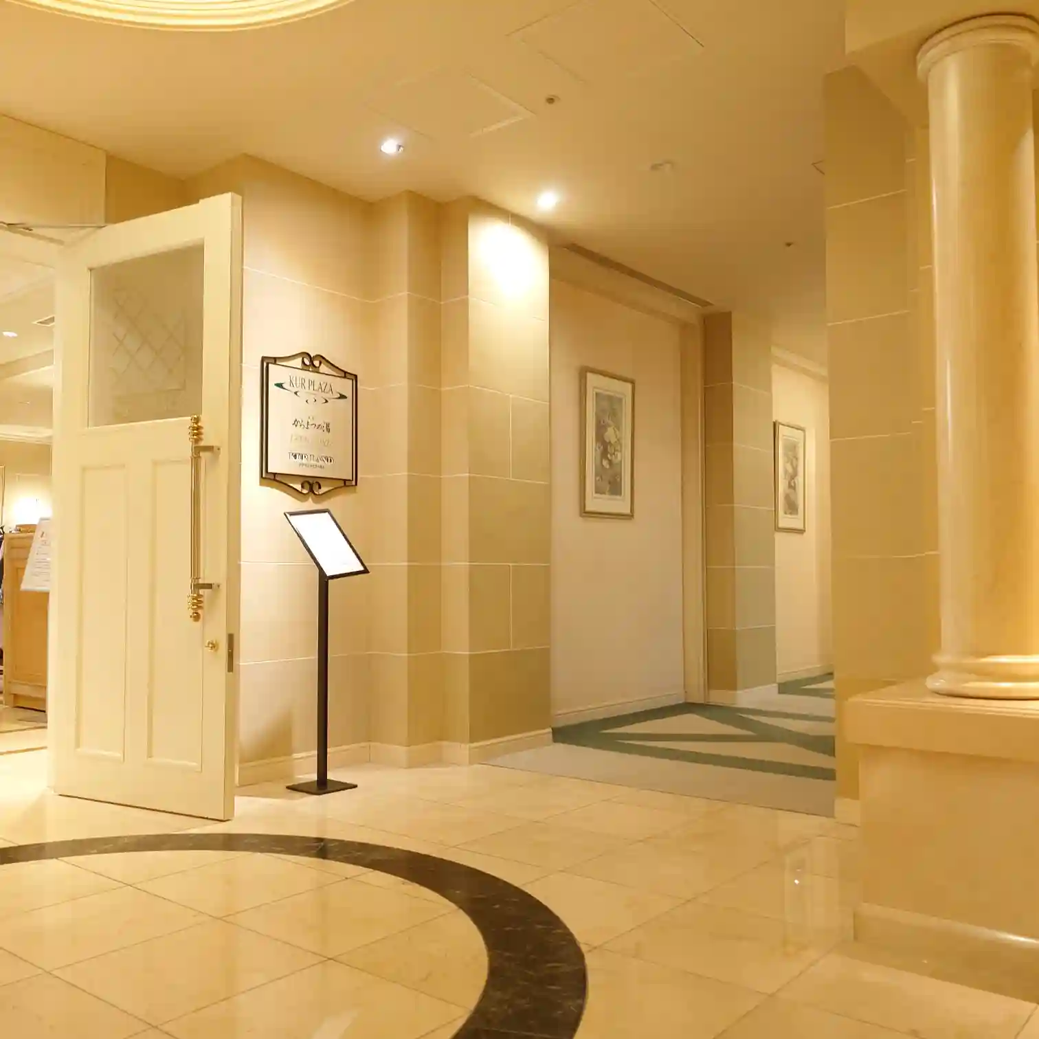 会員制ホテル エクシブ蓼科 クアプラザ受付入口　白い床と柱が並ぶ明るい空間　大浴場・プール・スパの案内