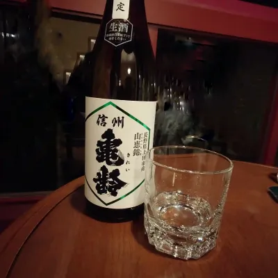 信州亀齢 山恵錦 純米吟醸のボトルとグラス　部屋で楽しむ夜の一杯