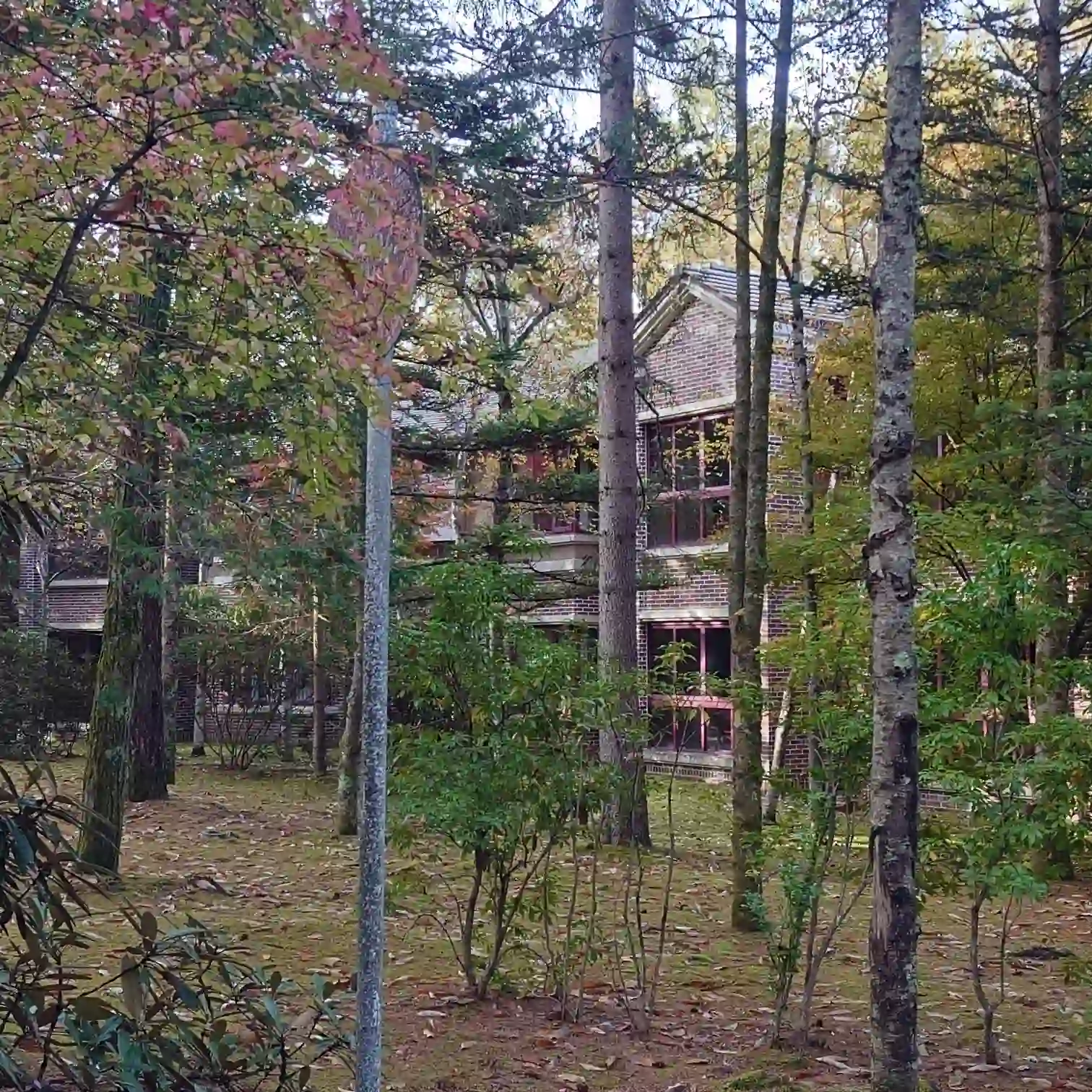 会員制ホテル エクシブ蓼科　朝散歩の帰り道に見えるスイート棟外観　森の中のレンガ調の建物　スタッフの挨拶が心地いい朝