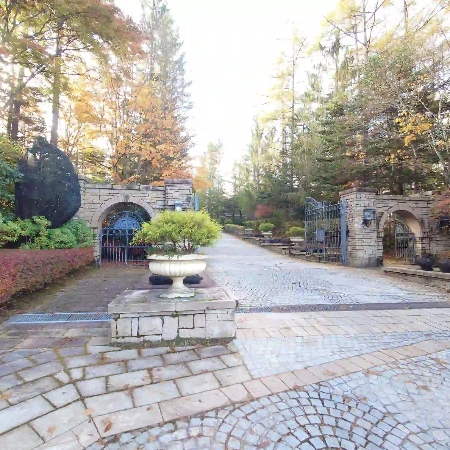 エクシブ蓼科の入口を抜けた先のアプローチ　石畳とプランター