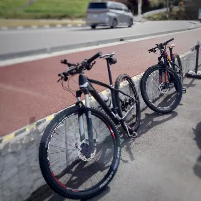 白樺湖に駐車して自転車を準備する　女神湖へ向けてサイクリング出発前のマウンテンバイク2台　寒い朝のスタート