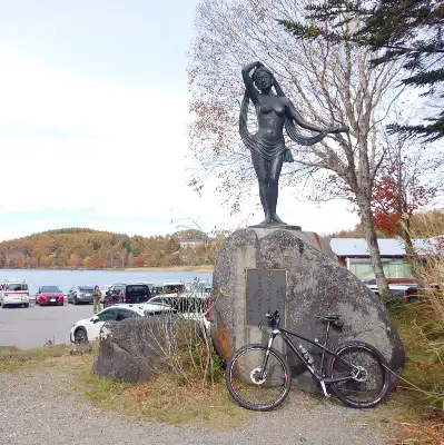 女神湖の湖畔に到着した風景　白樺湖から自転車で登ってたどり着いた朝の湖　静かな水面と高原の空気