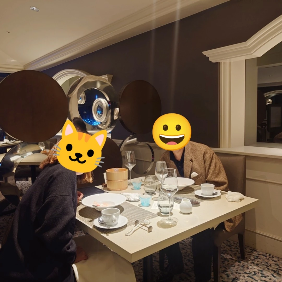 ルッチコーレの食後に記念撮影（落ち着いた店内のテーブル席でグラスと食後の余韻が残る一枚）