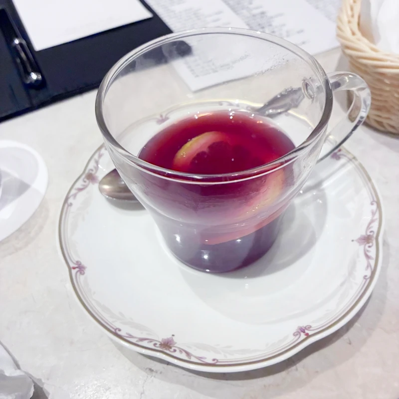 ラウンジ「ミルティーユ」で注文したホットワイン（スパイス香る赤いワイン、柑橘が浮かぶ温かな一杯）