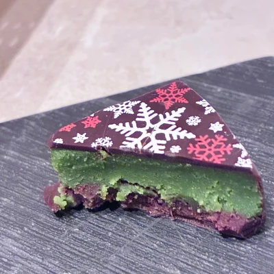 ラウンジの季節ショコラ断面（雪の結晶柄チョコの中は濃い抹茶のような層、パティシエの技が光る）