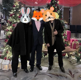 グランドエクシブ軽井沢のクリスマスツリー前でピアノマン（エリック）と記念撮影（最高の夜の締めショット）