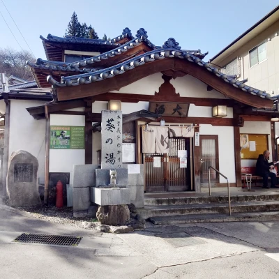 別所温泉の街並み　石畳の坂道と温泉街の看板が見える散策ルート、チェックイン前の寄り道風景