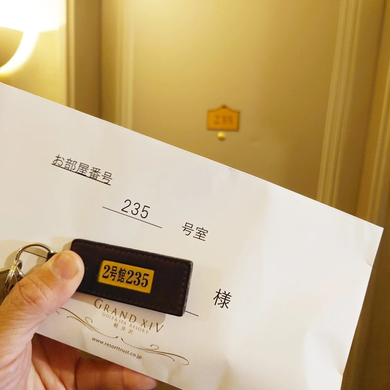 グランドエクシブ軽井沢の客室棟へ向かう通路　フロントからすぐ隣の棟へ移動する館内アプローチ