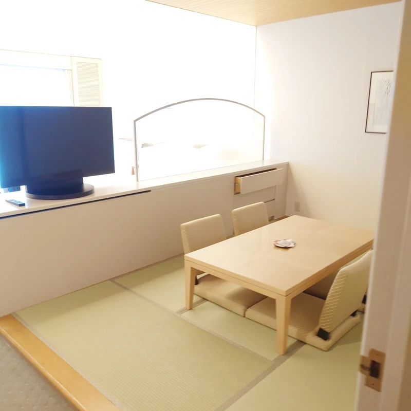 グランドエクシブ軽井沢の客室　畳の小上がりスペースでお茶を飲んで寛げる和のくつろぎエリア