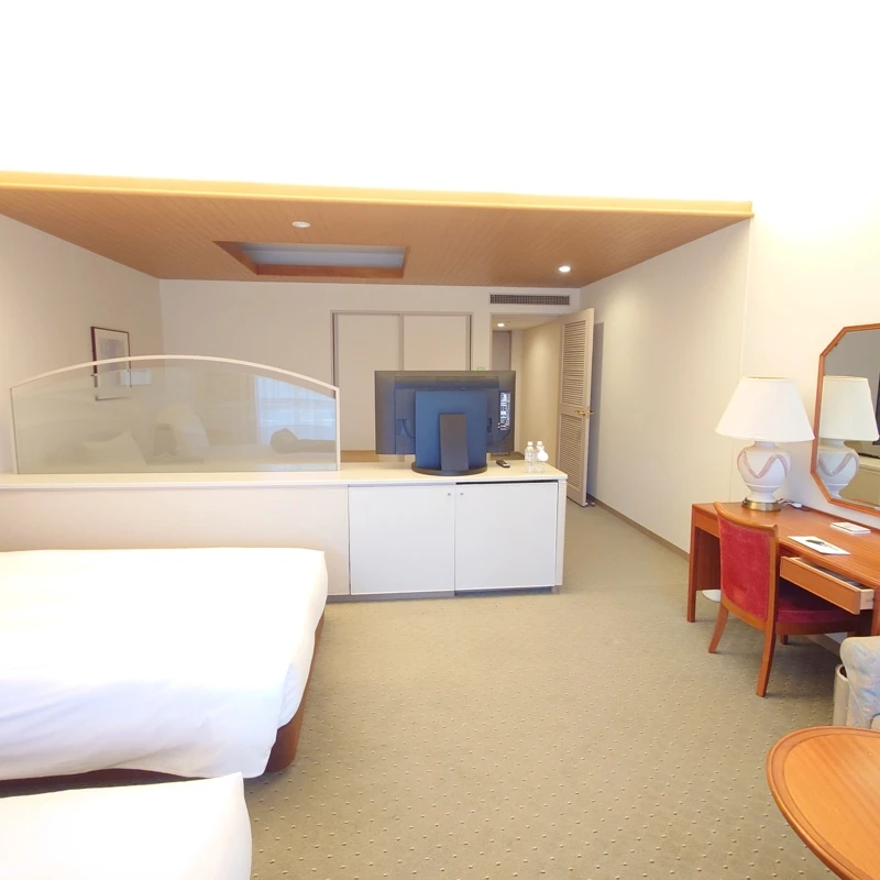 グランドエクシブ軽井沢のスタンダードツイン客室全景　高い天井とベッドルーム全体の広さが分かる室内写真