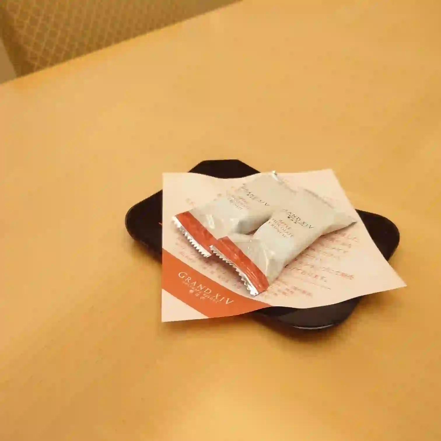 グランドエクシブ軽井沢の客室お茶菓子　オリジナルのアップルチョコレートクランチが置かれたウェルカムスイーツ