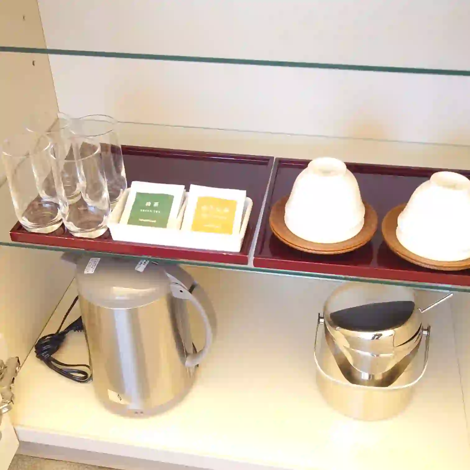 グランドエクシブ軽井沢の客室ティーセット　日本茶や茶器が用意されたお茶コーナーの様子