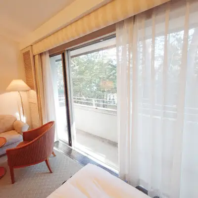 グランドエクシブ軽井沢の客室ソファ　ふかふかのソファ越しに高原の景色を眺められるくつろぎスペース