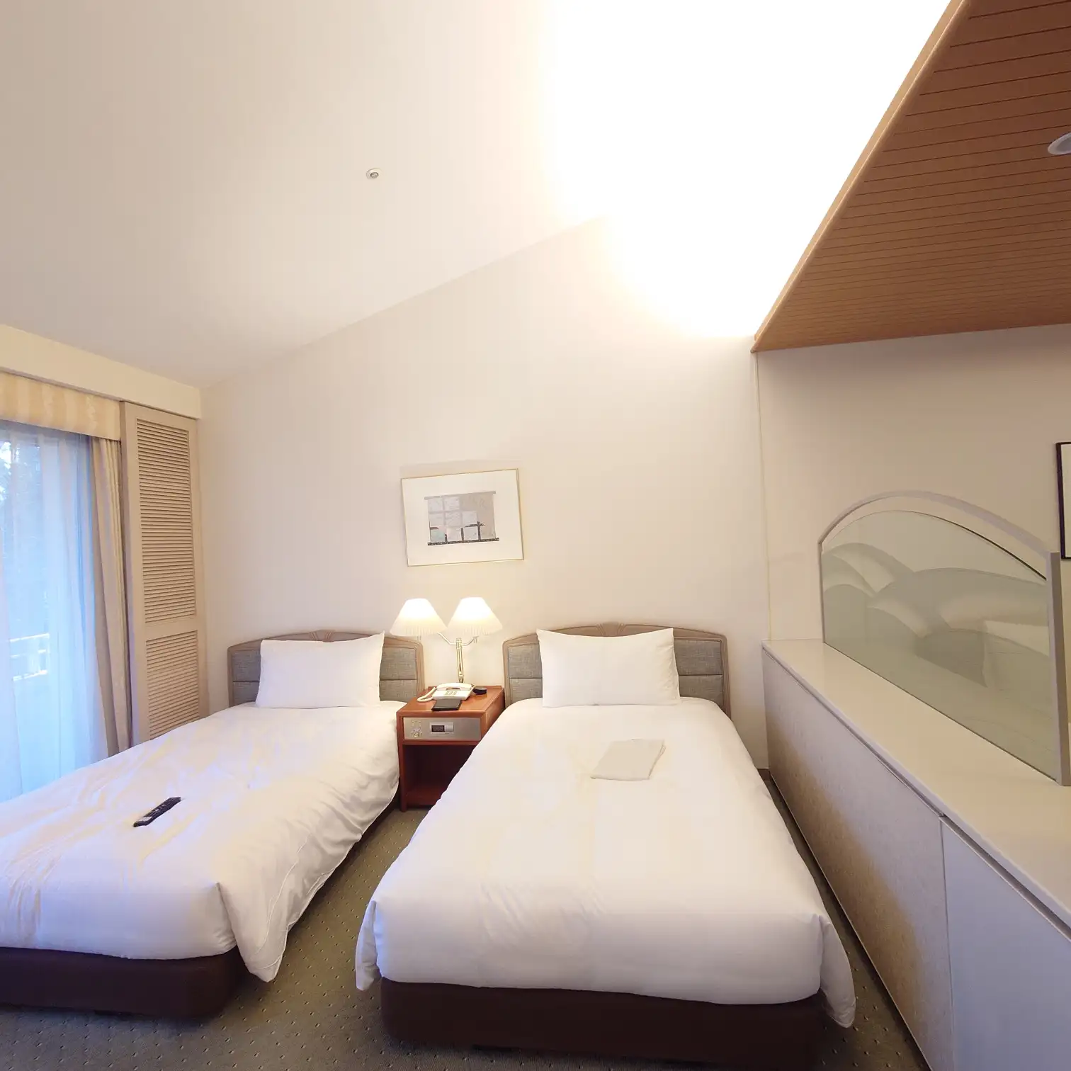 グランドエクシブ軽井沢のスタンダードツイン客室　広々したベッドと落ち着いた内装が分かる室内写真