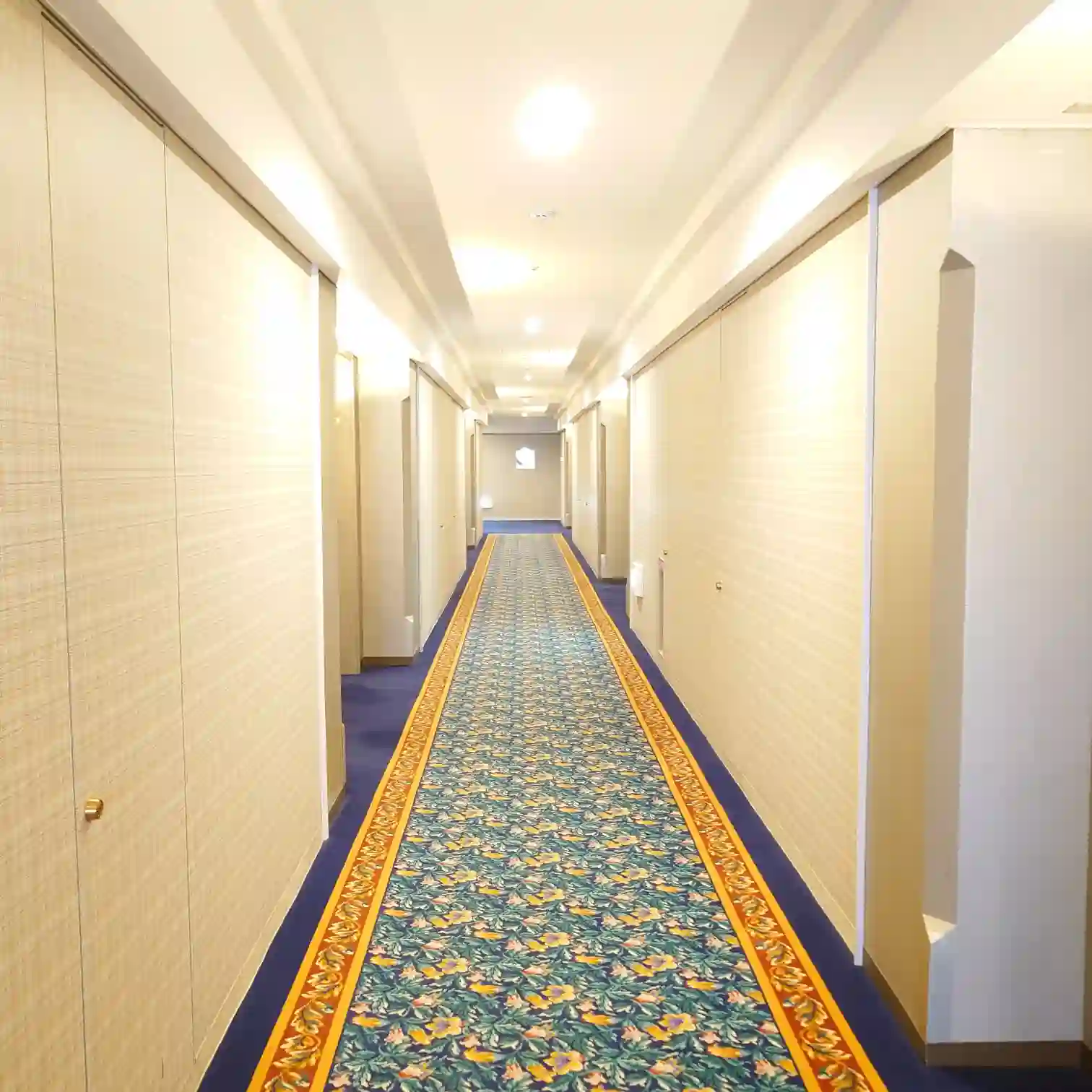 グランドエクシブ軽井沢の館内廊下　青い絨毯が続くチェックアウト前の通路