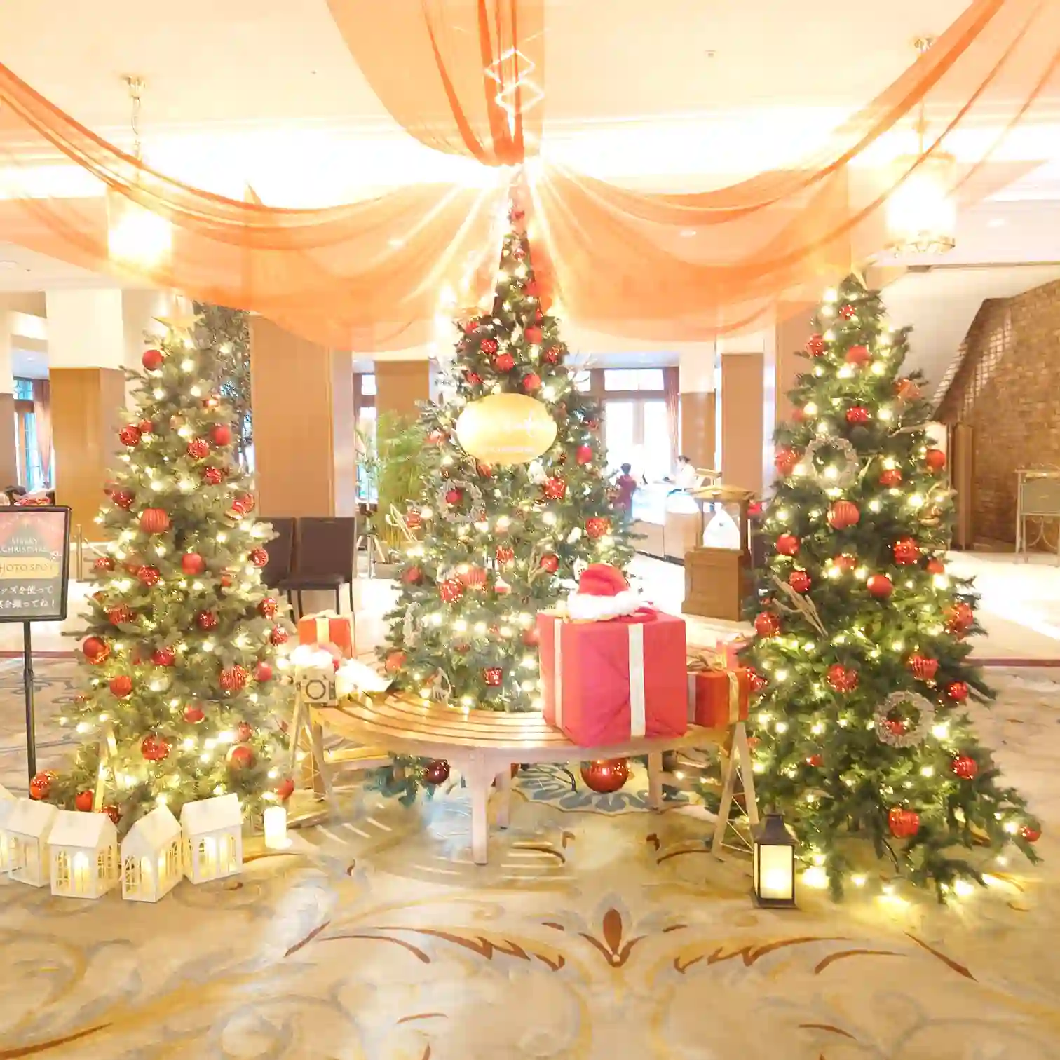 グランドエクシブ軽井沢のロビー　中央に煌びやかなクリスマスツリーが飾られたエントランスホールの風景