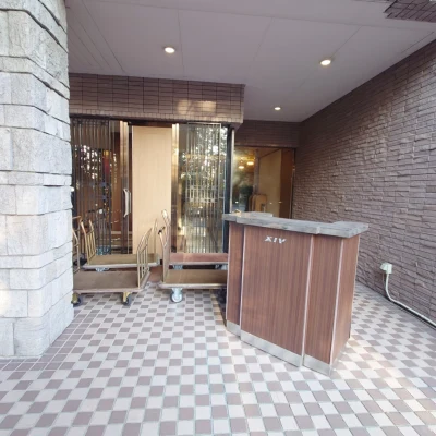 グランドエクシブ軽井沢の車寄せ　チェックイン前で人影が少なく静まり返ったエントランス前の様子