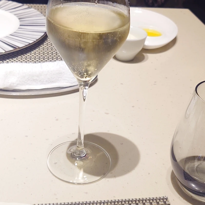 ルッチコーレで乾杯のグランクリュシャンパーニュ（ガストン・シケ）　エレガントな泡が立つ一杯